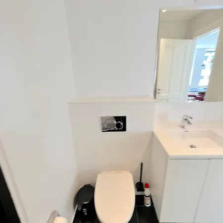 Amazing Near Tivoli Gardens & Hall Square Apartment