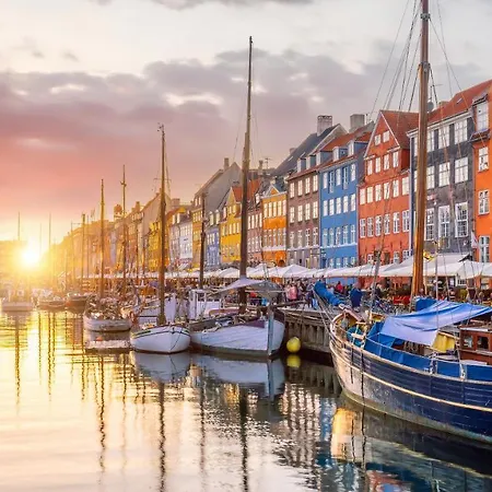 Amazing Near Tivoli Gardens & Hall Square 코펜하겐